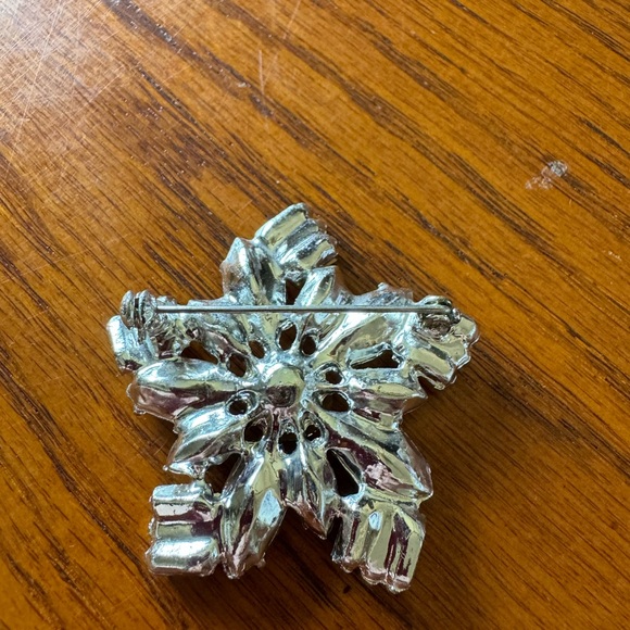 Rhinestone flower brooch - Picture 2 of 3